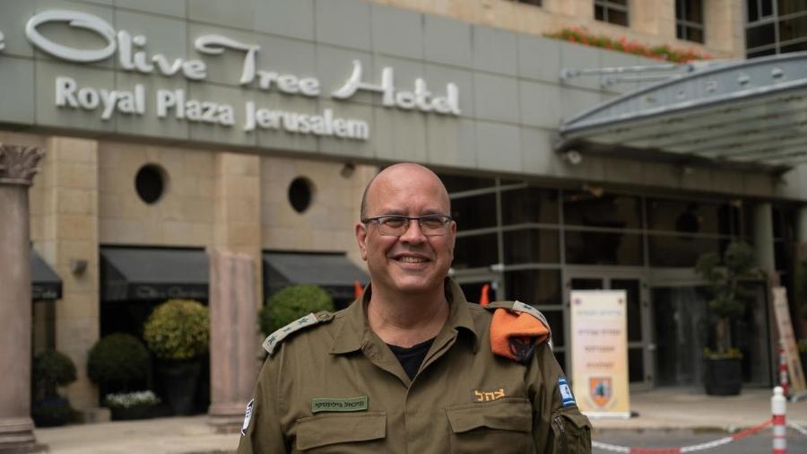 O coronel da reserva Michael Gilinsk em frente a um dos hoteis em Jerusalém para doentes ou suspeitos de ter coronavírus - Forças de Defesa de Israel