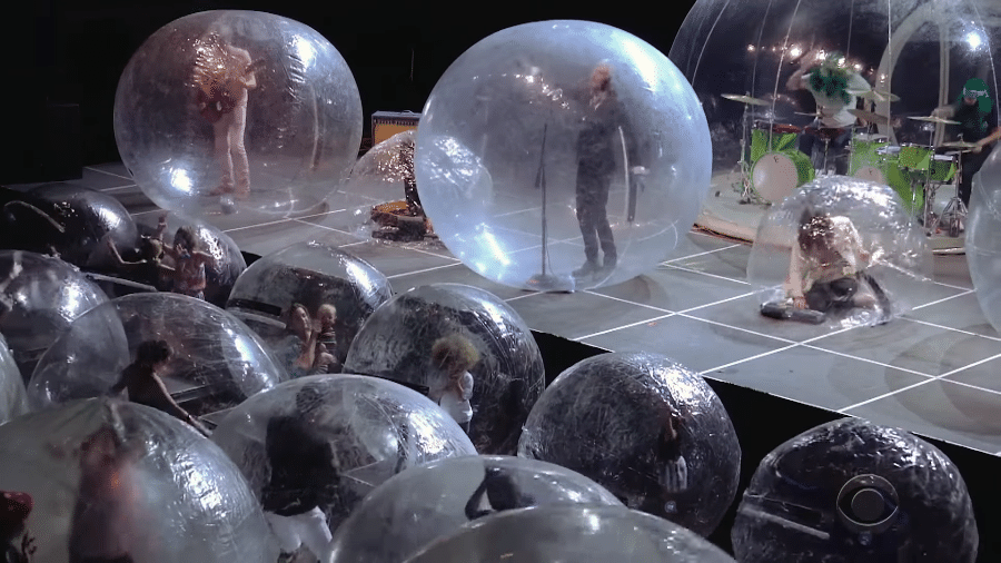 Banda The Flaming Lips faz show e respeita isolamento colocando público em bolhas gigantes - reprodução/YouTube