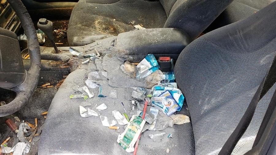 Interior de Chevrolet Cavalier LS em ferro-velho - Reprodução