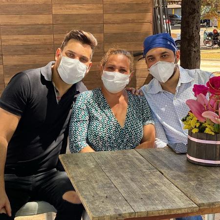 Cauan e a mãe já tiveram alta do hospital; pai do cantor deixou a UTI - Reprodução/Instagram