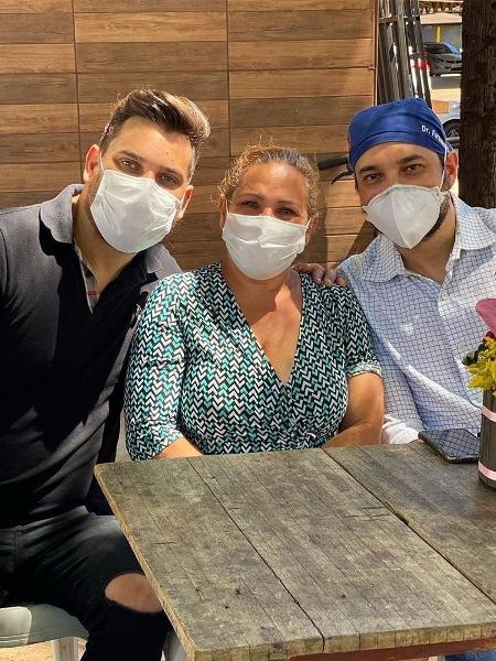 Cantor Cauan e sua mãe Shirlei Máximo após deixar o hospital - Divulgação/Instagram @cauancec