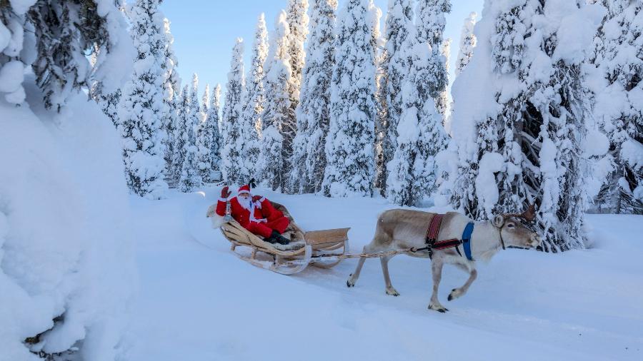 Todos os anos, milhares de visitantes desfrutam de passeios de trenó e conhecem a "verdadeira" casa do Papai Noel - Getty Images