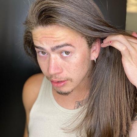 Whindersson Nunes brinca ao alisar o cabelo - Reprodução / Instagram