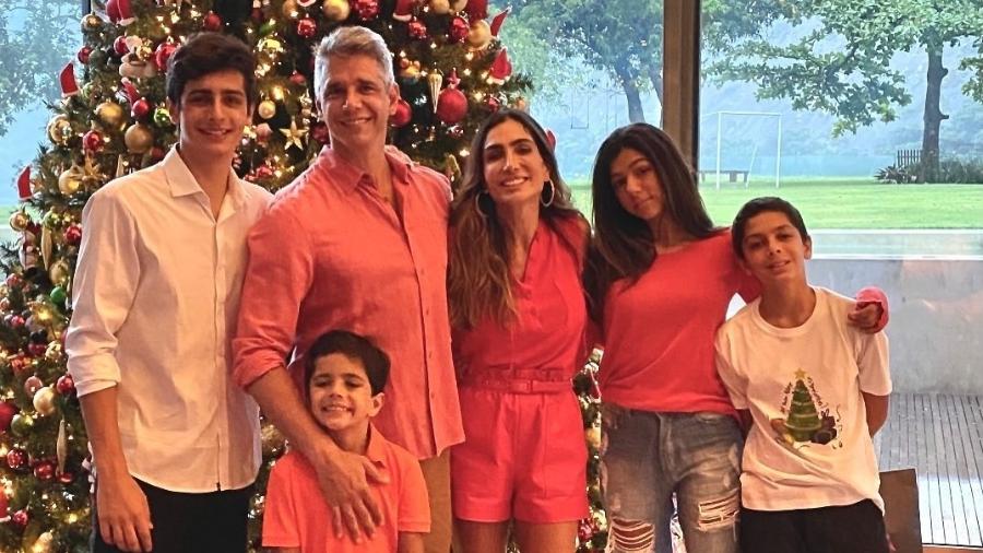 Márcio Garcia posa para foto ao lado da família e dedica Natal ao pai, morto pela covid-19 - reprodução/Instagram