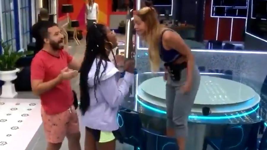 BBB 21: Camilla, Carla e Kerline simulam briga e assustam o pessoal da casa - Reprodução/ Globoplay