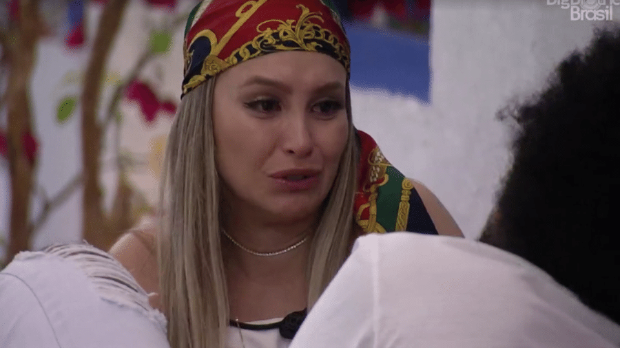 BBB 21: Carla chora ao falar de Lumena para João - Reprodução/Globoplay
