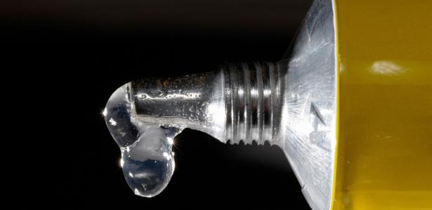 Guarda na geladeira? Como desgruda? Os mitos e verdades da supercola