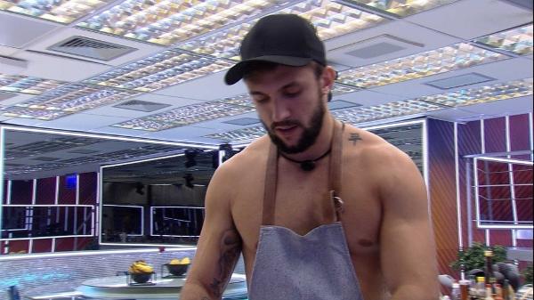 BBB 21: Arthur conversa com Gilberto na cozinha - Reprodução/Globoplay