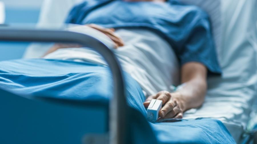 Coma, pessoa em coma, internada, internado, UTI, leito de hospital - iStock