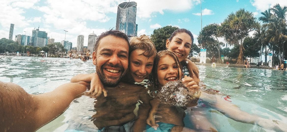 André e Ana Luiz com os filhos, Alice e Alex, nas águas de Brisbane, na Austrália  - Arquivo pessoal