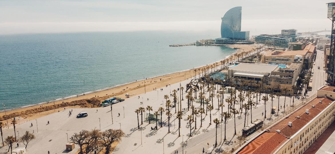 Vista para a praia da Barceloneta, uma das opções gratuitas na cidade espanhola - Getty Images