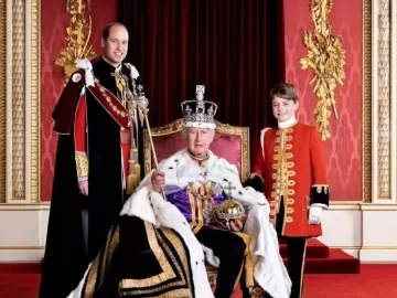 Rei Charles entrega título militar ao filho William em rara aparição conjunta