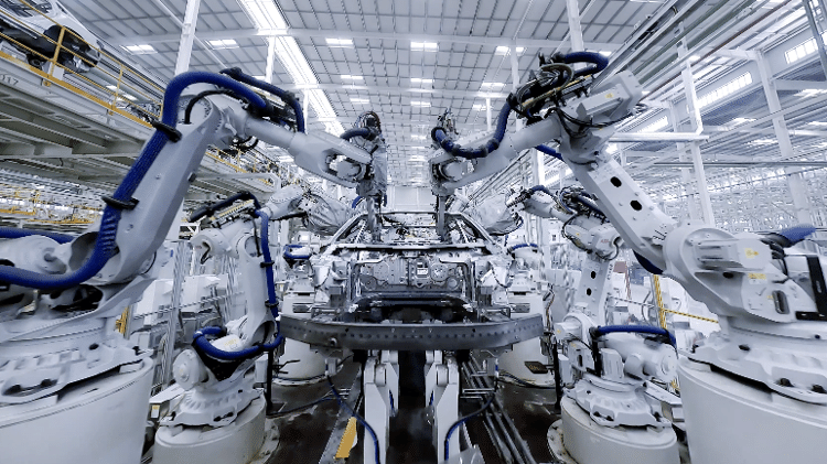 	 Robôs de precisão em processo de montagem de carros em fábrica da BYD em Changzhou, na China; instalações servirão de modelo para fábrica da empresa na Bahia