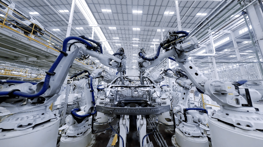 Robôs em processo de montagem de carros em fábrica da BYD em Changzhou, na China; instalações servirão de modelo para fábrica que empresa vai operar na Bahia a partir de 2025