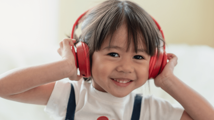 Criança ouvindo música