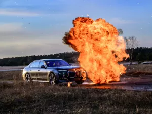 BMW ensina motoristas a dirigir sob tiroteio e até escapar de explosões