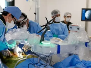 Como foi a primeira cirurgia de coluna vertebral do robô Mazor no Brasil