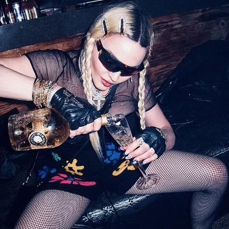 Madonna com o vinho do Brad Pitt