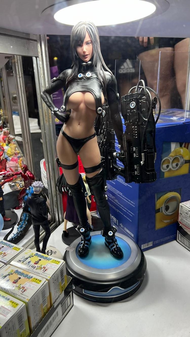 McFly colecionáveis: Action figure de Reika, Gantz, pode ser comprada ao preço de R$  5.999 --a peça tem 40 cm de altura