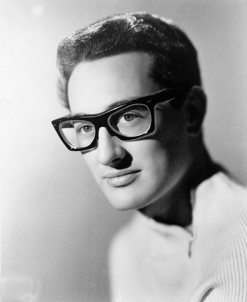 Uma das tragédias mais conhecidas na história da música do século 20 foi a queda de avião que matou precocemente os então jovens astros de rock Buddy Holly (foto), Ritche Valens e J.P. Richardson, respectivamente com 22, 17 e 28 anos. O episódio ocorreu em 3 de feevereiro de 1959. - Reprodução