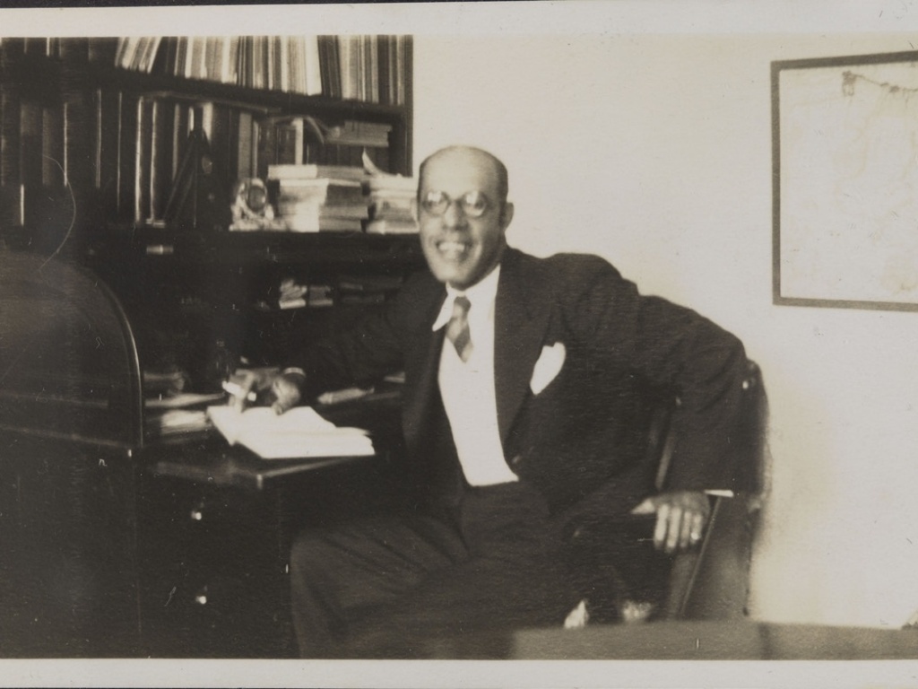 Mário de Andrade em seu estúdio, na casa da rua Lopes Chaves, região central de São Paulo, 1934