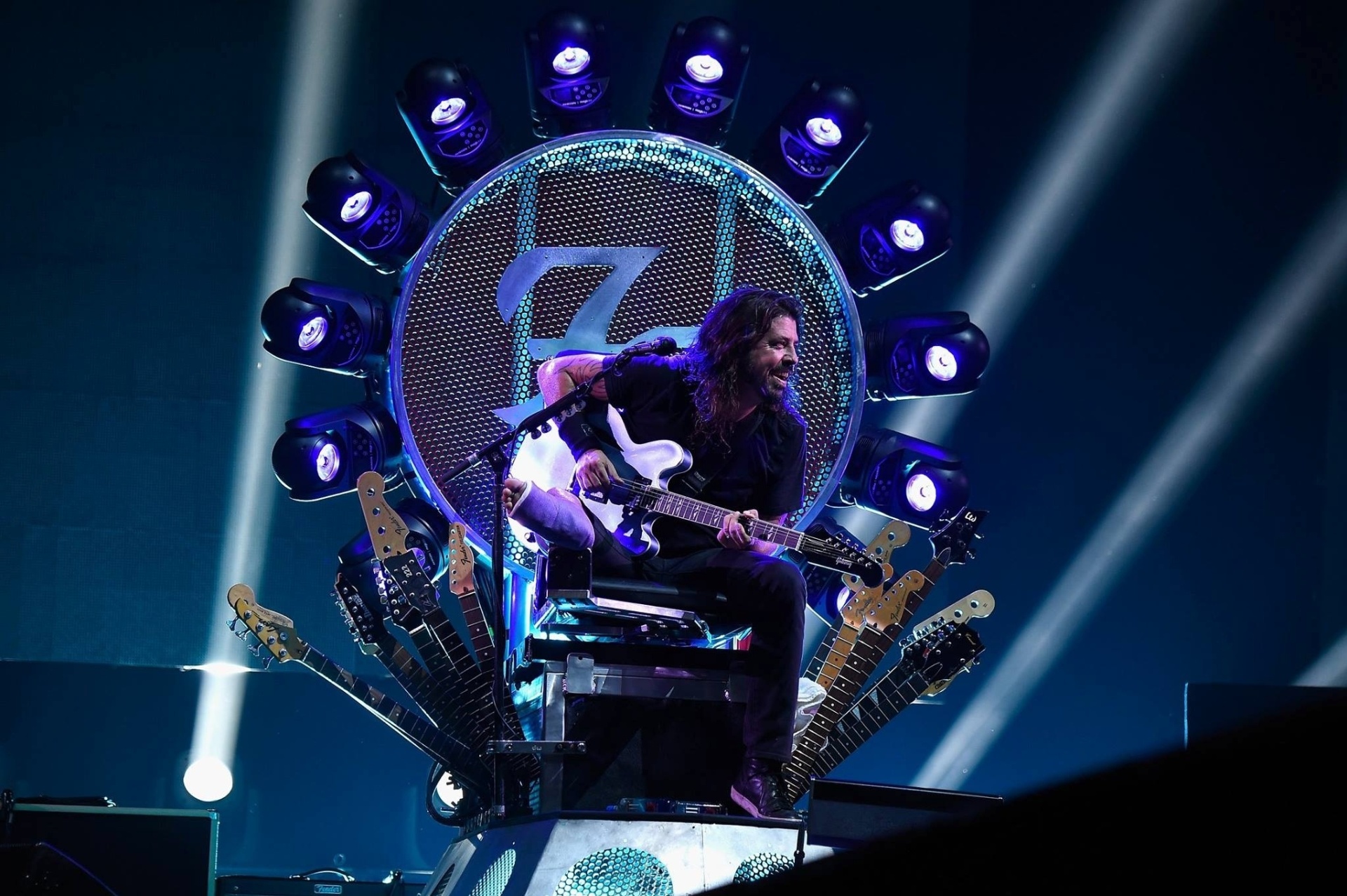 4.jul.2015 - "Game of Thrones" do rock: Dave Grohl volta aos palcos, em Washington, nos Estados Unidos, em um trono de guitarras -- tudo para não prejudicar na recuperação da perna quebrada em junho - Kevin Mazur/Divulgação