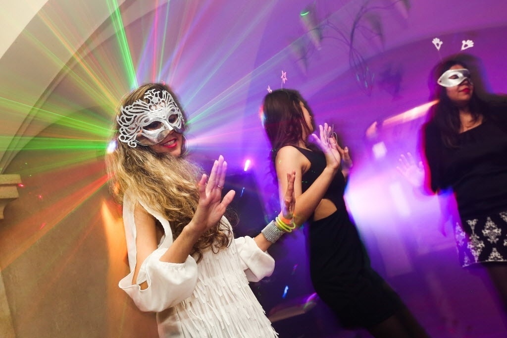 25;jul.2015 - Fãs de "Cinquenta Tons de Cinza" se divertem na Convenção 50 Tons de Grey, na Casa de Portugal, no bairro da Liberdade, em São Paulo. O evento rúne palestras, workshops, sessões de autógrafos, shows de música e dança que remetem ao universo sensual dos livros de E.L. James - Ricardo Matsukawa