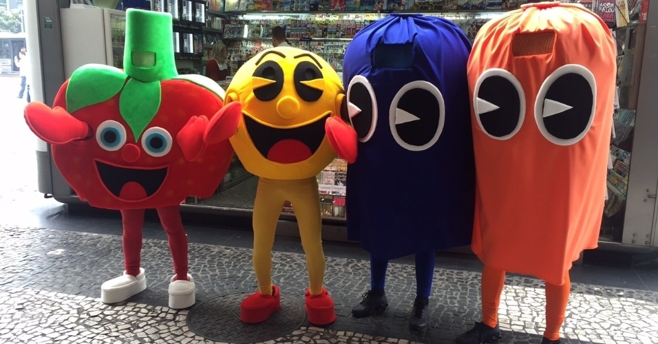 Ivo, de Pac-Man, posa com fantasmas e uma fruta, personagens conhecidos do famoso jogo de videogame que fez muito sucesso nos anos 80