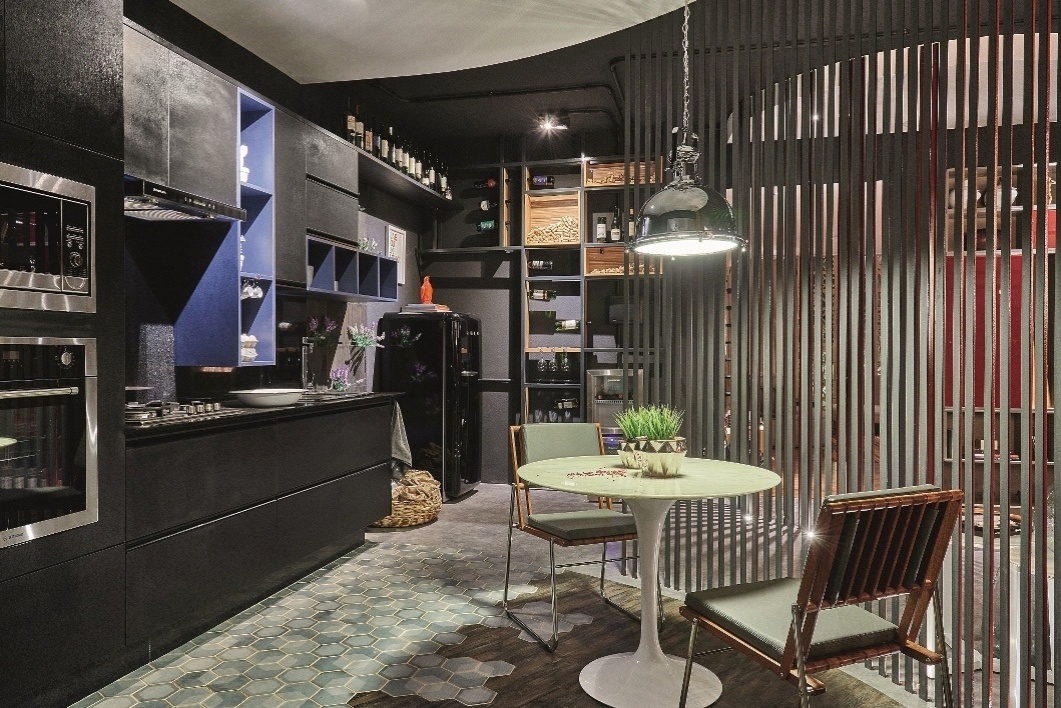 Como todos os ambientes são integrados em um loft, a alternativa para demarcar os espaços e criar um fluxo de circulação é utilizar divisórias vazadas, como essas de metal empregadas no Someone's Loft, assinado por Flávia Amorim e Renata Melendez para a Casa Cor Brasília | A mostra (www.casacor.com.br) fica em cartaz até 10 de novembro de 2015