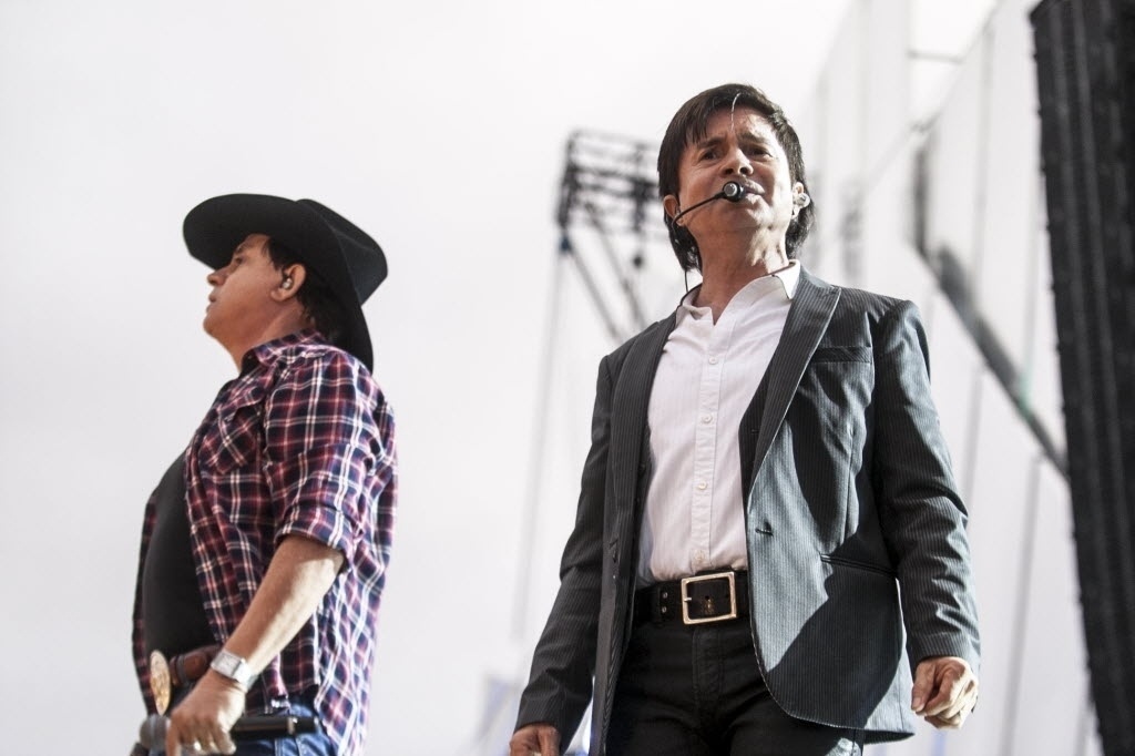 29.nov.2015 - Tocando seus grandes clássicos, Chitãozinho e Xororó se apresentam no festival Brahma Valley, que acontece no Jockey Club de São Paulo. - Lucas Lima/UOL