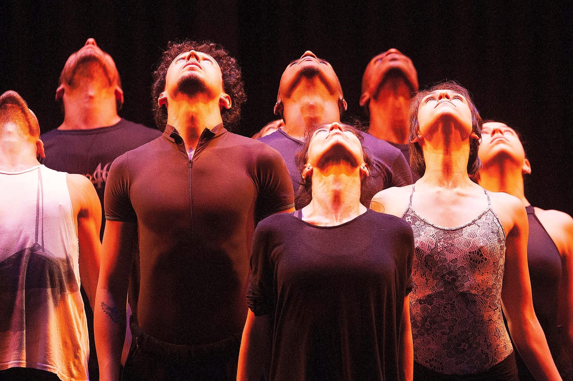 16.dez.2015 - Grupo Corpo ensaia as coreografias "Onqotô", com trilha sonora de Zé Miguel Wisnik e Caetano Veloso, e "Parabelo", de Wisnik e Tom Zé, para apresentações no Auditório Ibirapuera, de 17 a 20 de dezembro. Os ingressos já estão esgotados. As apresentações encerram a comemoração de 40 anos da companhia, que também é homenageada com a exposição Ocupação Grupo Corpo 40 anos, até 17 de janeiro de 2016, no Itaú Cultural. - Reinaldo Canato/UOL