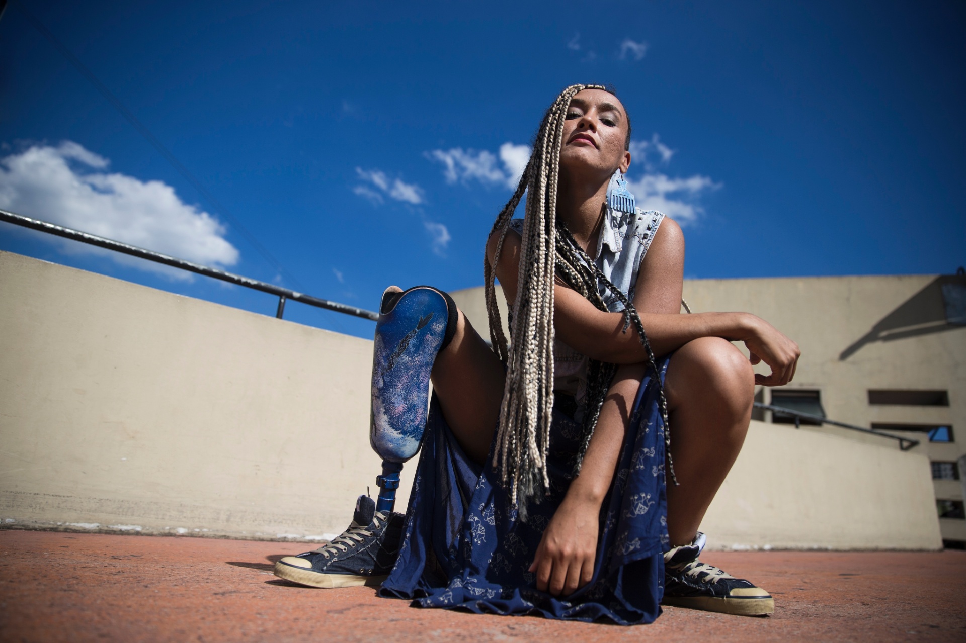 Uma das mulheres do rap a despontar para além do gênero, Yzalú fala de amor e ativismo em seu primeiro disco e mostra, pela primeira vez, a prótese que tem na perna direita: "Em algum momento eu ia querer subir no palco e ser quem eu sou" - Lucas Lima/UOL