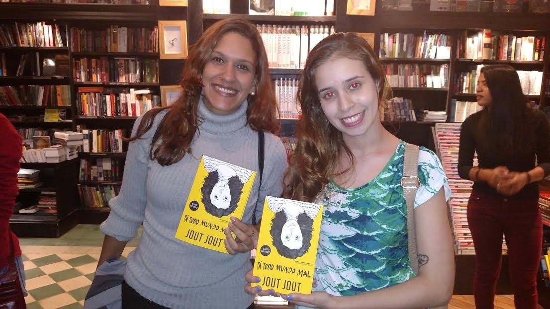 25.mai.2016- As amigas  Rayanne Andrade e Letícia Souza chegaram duas horas antes do início do lançamento para garantir um autógrafo de Jout Jout - Marcela Ribeiro/UOL