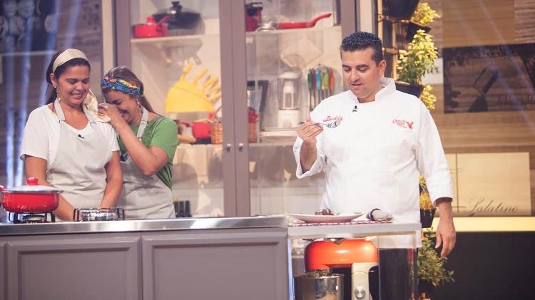 27.jun.2016 - Buddy Valastro prova comida de participantes na estreia do "Batalha dos Cozinheiros" - EduMoraes/Divulgação/Record - EduMoraes/Divulgação/Record