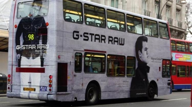 Levantamento de jornal mostrou que londrinos são expostos a 130 anúncios por dia no transporte público - BBC - BBC