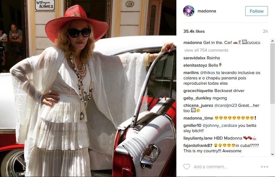 17.ago.2016 - Madonna posa para foto nas ruas de Havana. A cantora está na capital cubana para comemorar seus 58 anos com a família e amigos - Reprodução/Instagram/madonna