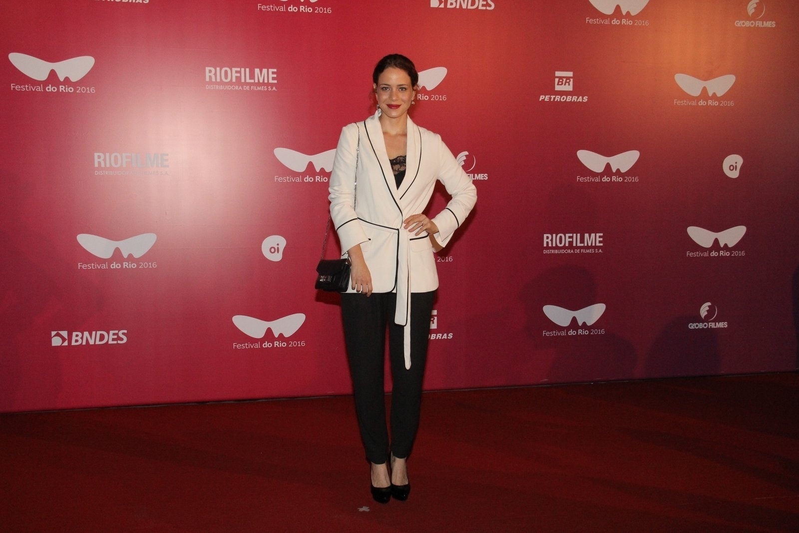 6.out.2016 - A atriz Leandra Leal chega par a cerimônia de abertura do evento - Agnews