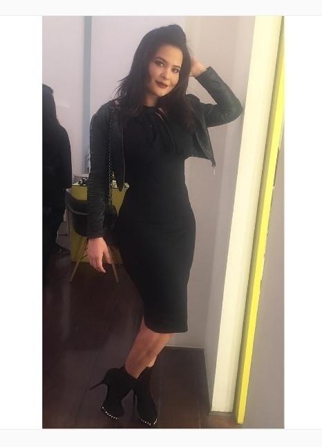 Geisy Arruda usa vestido preto e botas com jaqueta de couro no lançamento de Gloria Coelho - Reprodução/ Instagram/ @geisy_arruda