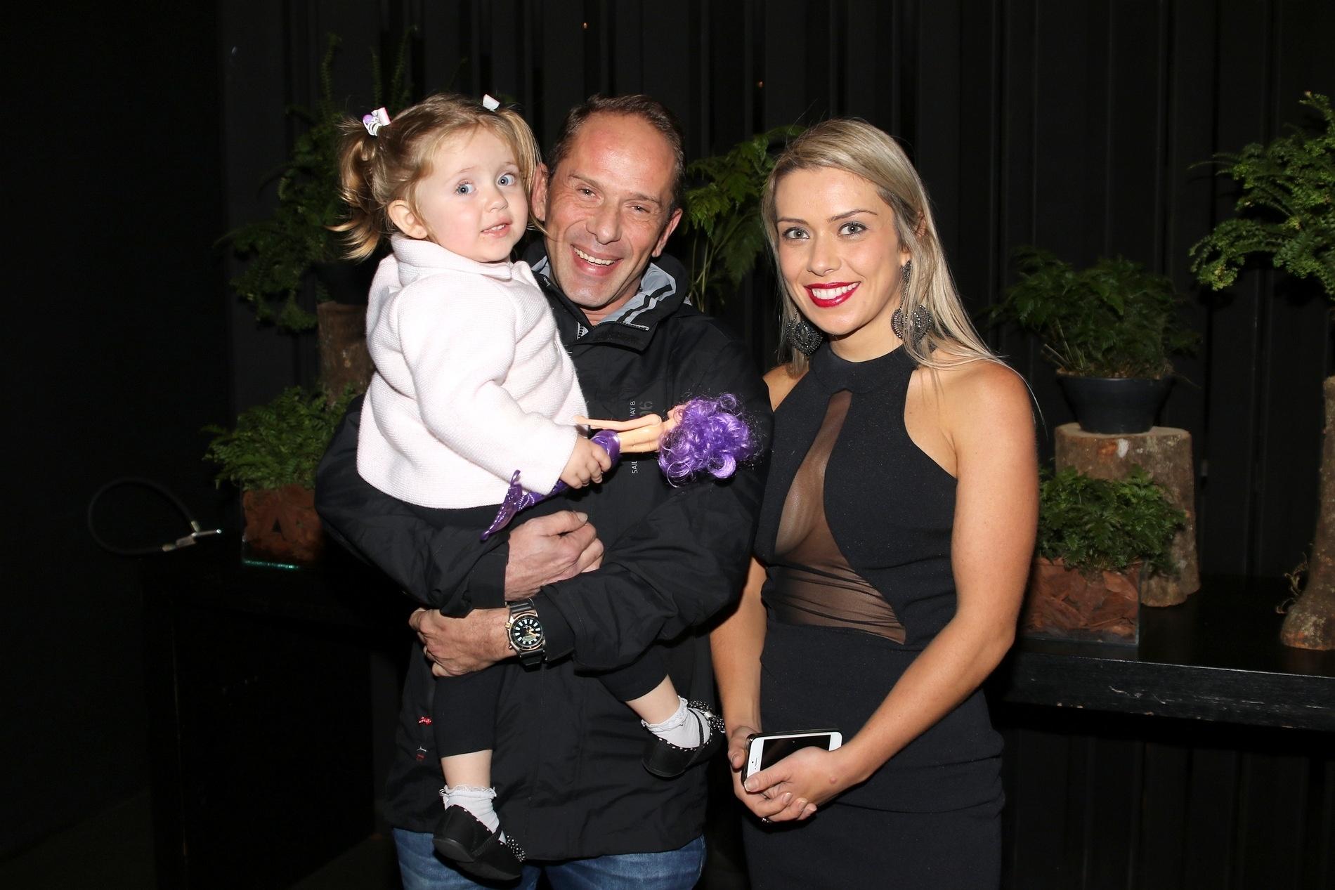 Rafael Ilha e Aline Kezh levam a pequena Laura para a festa de 11 anos do "A Tarde é Sua" em São Paulo. Sonia Abrão é madrinha da menina - Thiago Duran/AgNews