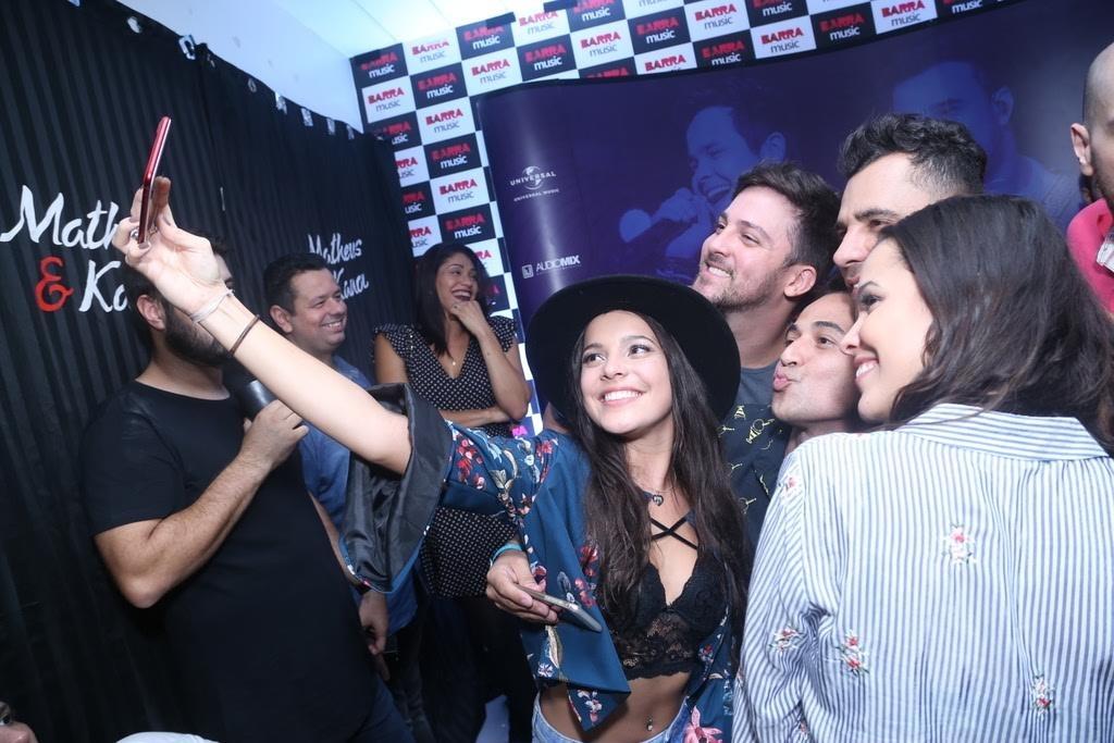 Emilly faz selfie com Mayla, Matheus e Kauan e o ator Rodrigo Sant’Anna - Ag.News