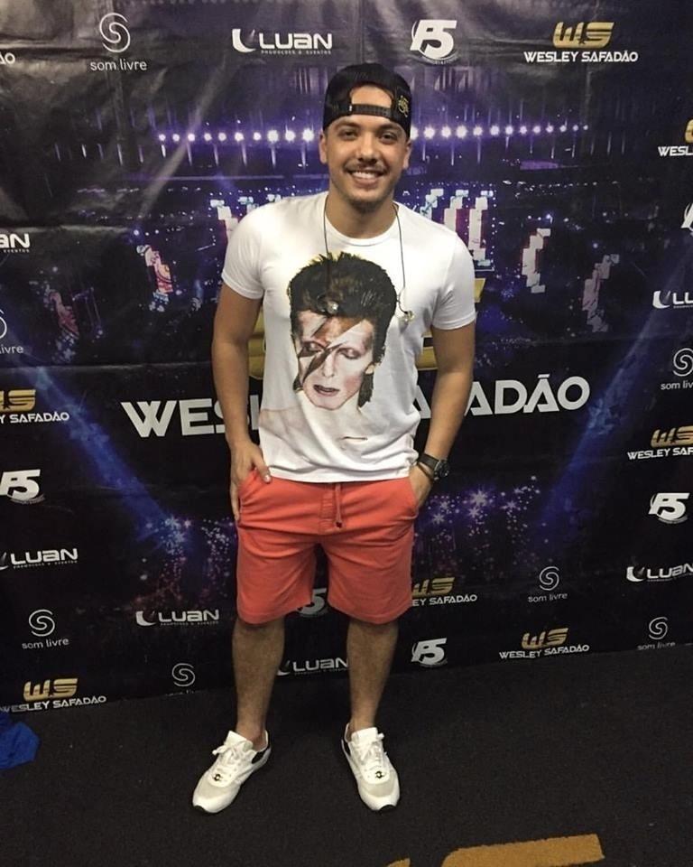 Wesley Safadão e usa camisa de David Bowie - Reprodução