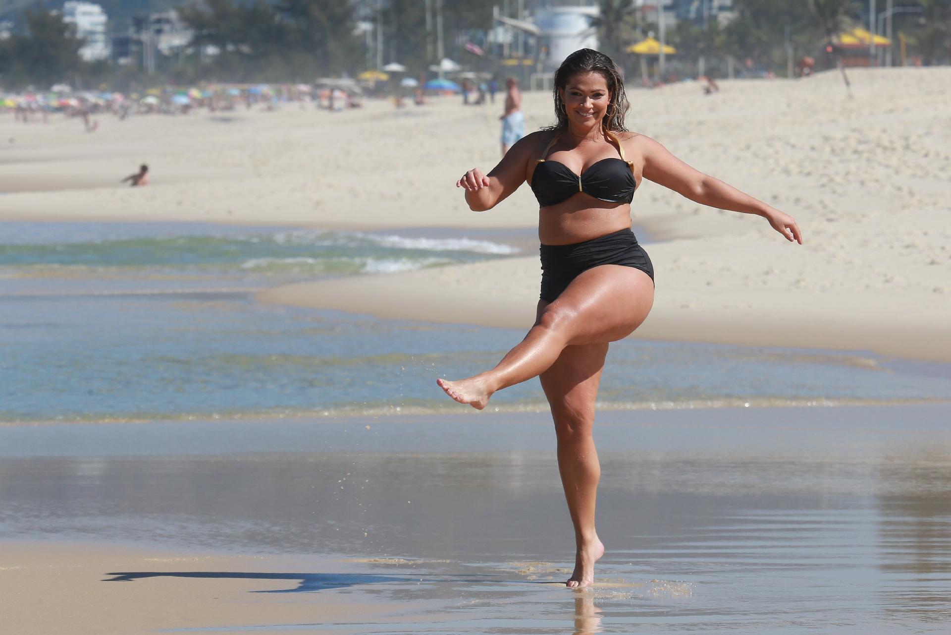 Feliz com o corpo mais cheinho, Fani se diverte na beira do mar - Dilson Silva/Ag.News