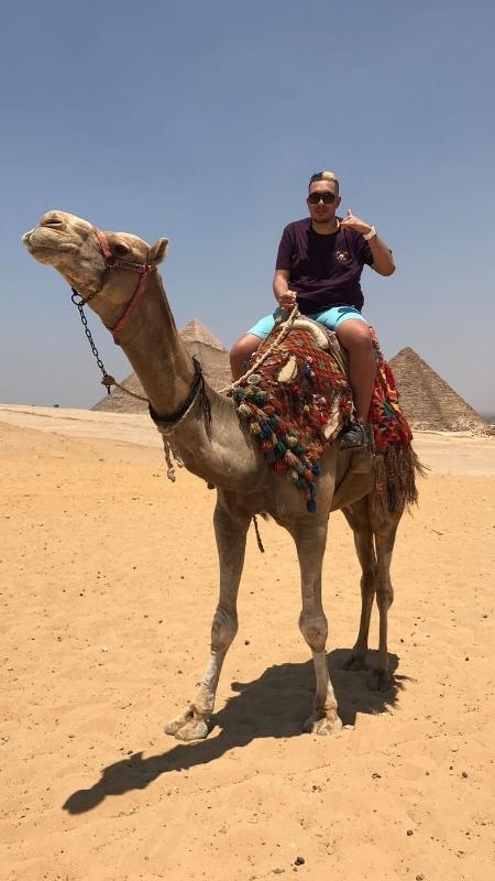 Bin Laden monta em camelo durante gravação em clipe no deserto - Alana Leguth/KondZilla