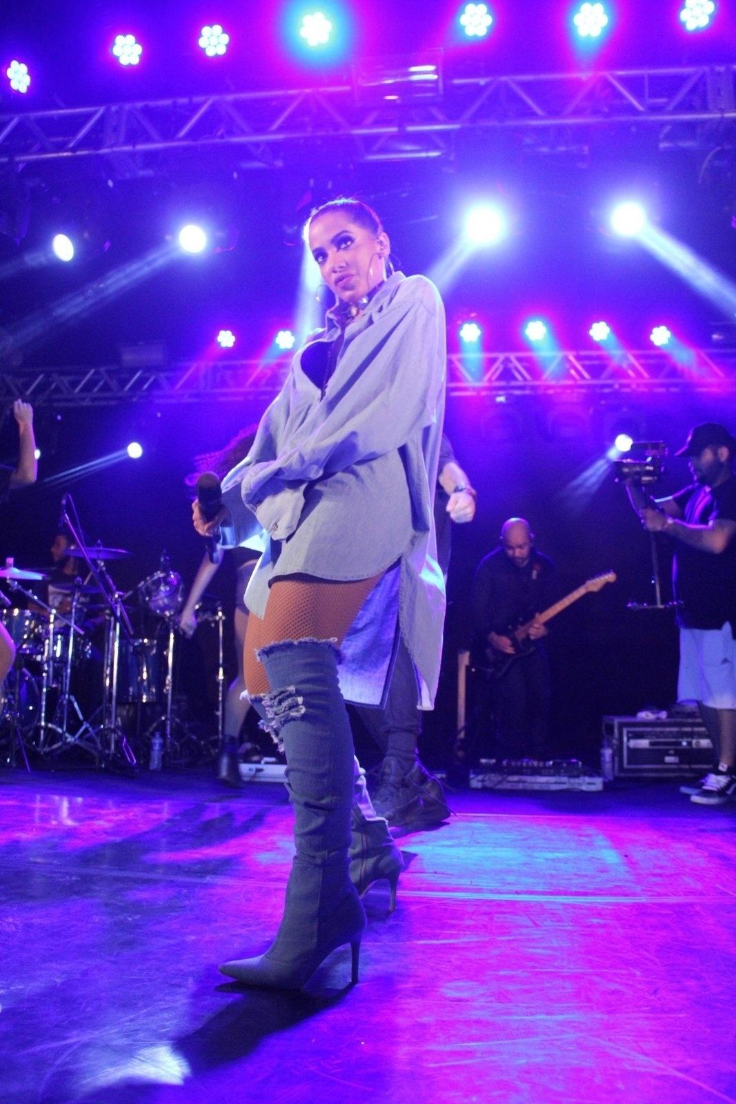 10.ago.2017 - Com roupa larga, Anita faz show no FM Hall, no Centro do Rio de Janeiro - Wallace Barbosa/AgNews