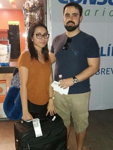 13.set.2017 - O casal de namorados Aline Nunes e Leandro Moretti desanimou ao ver a fila para retirada dos ingressos do Rock in Rio - Ana Cora Lima/UOL - Ana Cora Lima/UOL