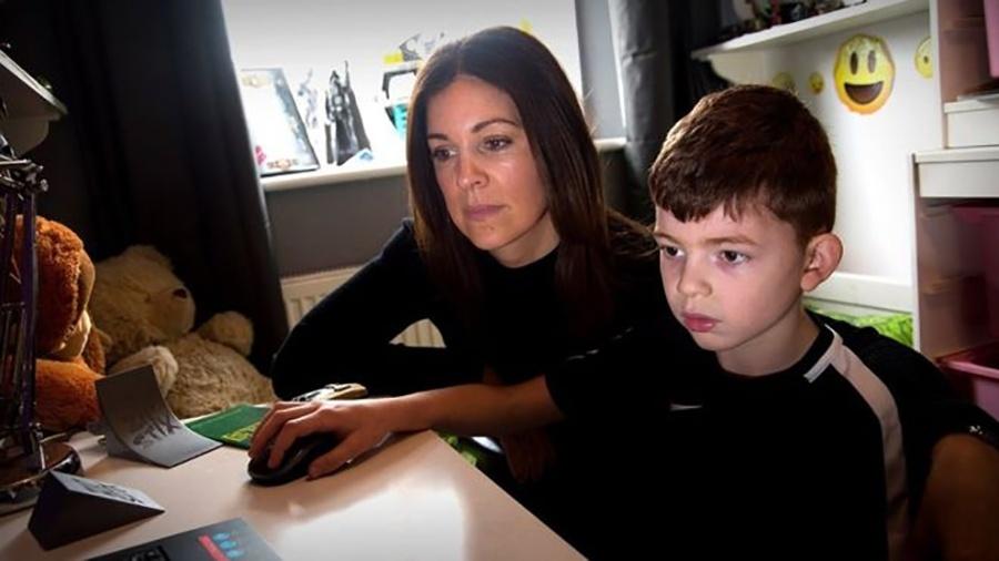Shelley recebia telefonemas frequentes da escola onde o filho estudava, por causa de problemas disciplinares - BBC