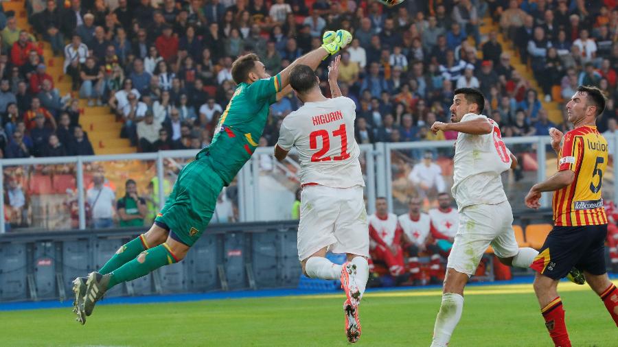 Gabriel, goleiro do Lecce, relata a volta aos treinos no futebol italiano - Ciro De Luca/Reuters