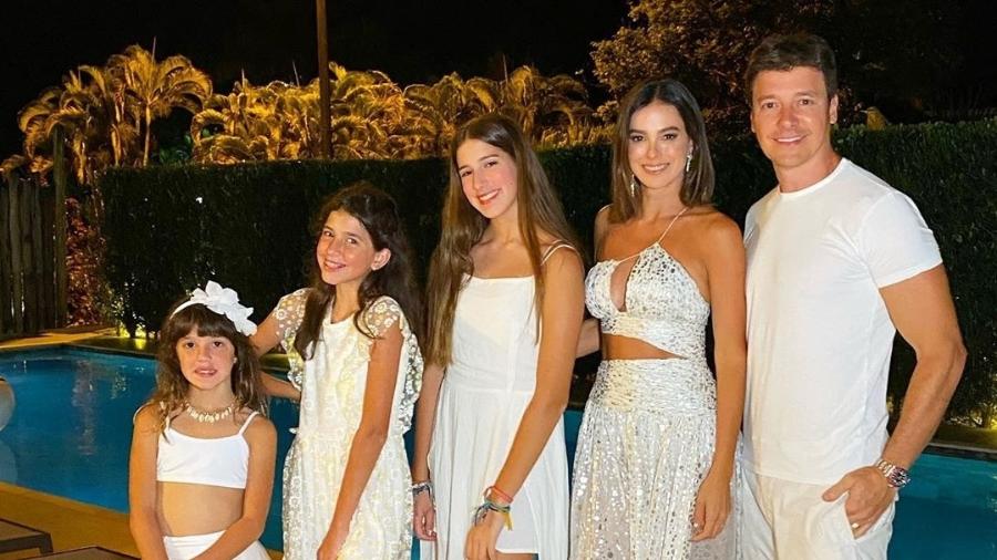 Rodrigo Faro com a mulher, Vera Viel, e as três filhas do casal - Reprodução/Instagram