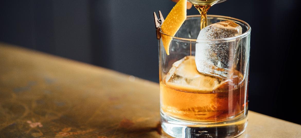 Bem diferente do "primo" escocês, o bourbon whiskey vem conquistando uma clientela cada vez maior - Unsplash/Adam Jaime