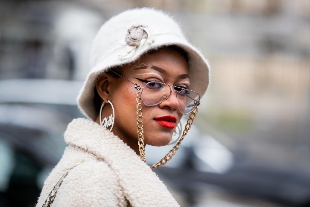 Bucket hat: inspire-se no chapéu que é tendência entre homens e mulheres - Getty Images
